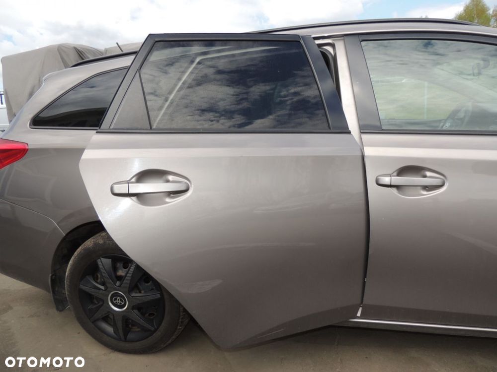 Drzwi prawy tył Toyota Auris II kombi E18 - 1