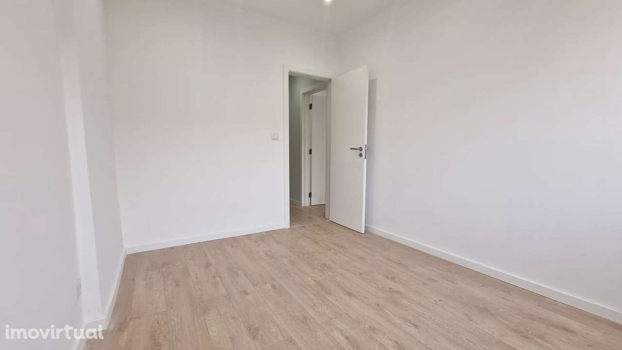 Apartamento T2+1 Remodelado com Terraço-Conforto e Conveniência na Per - Grande imagem: 3/12