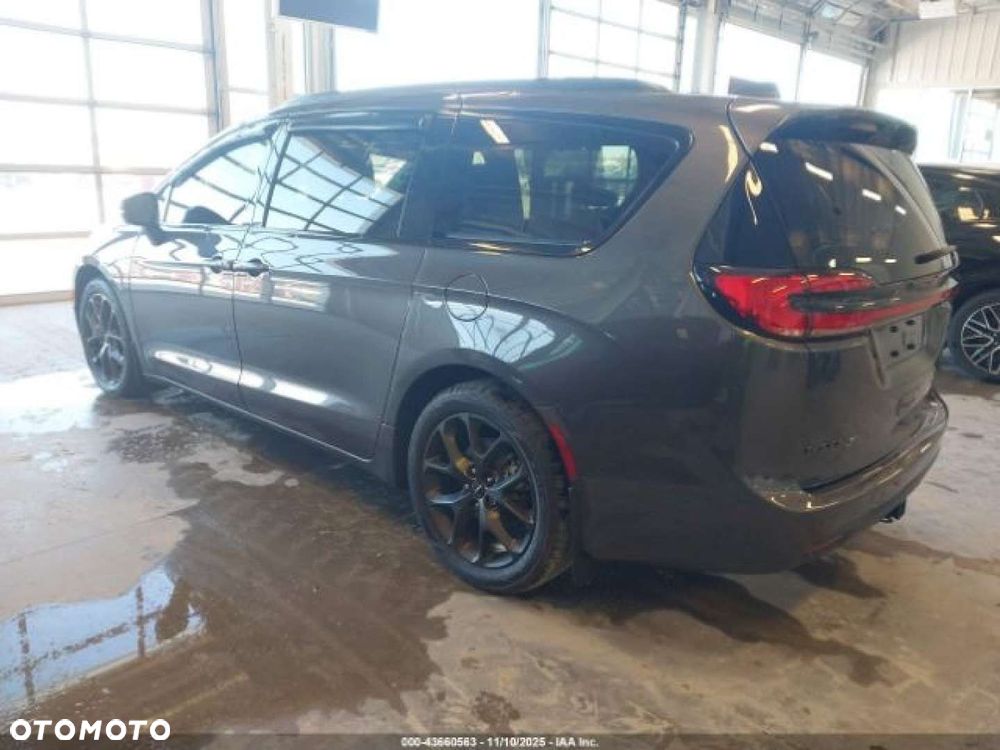 Chrysler Pacifica - 2