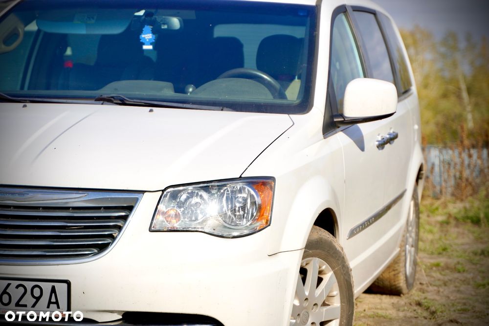 Chrysler Town & Country - 12