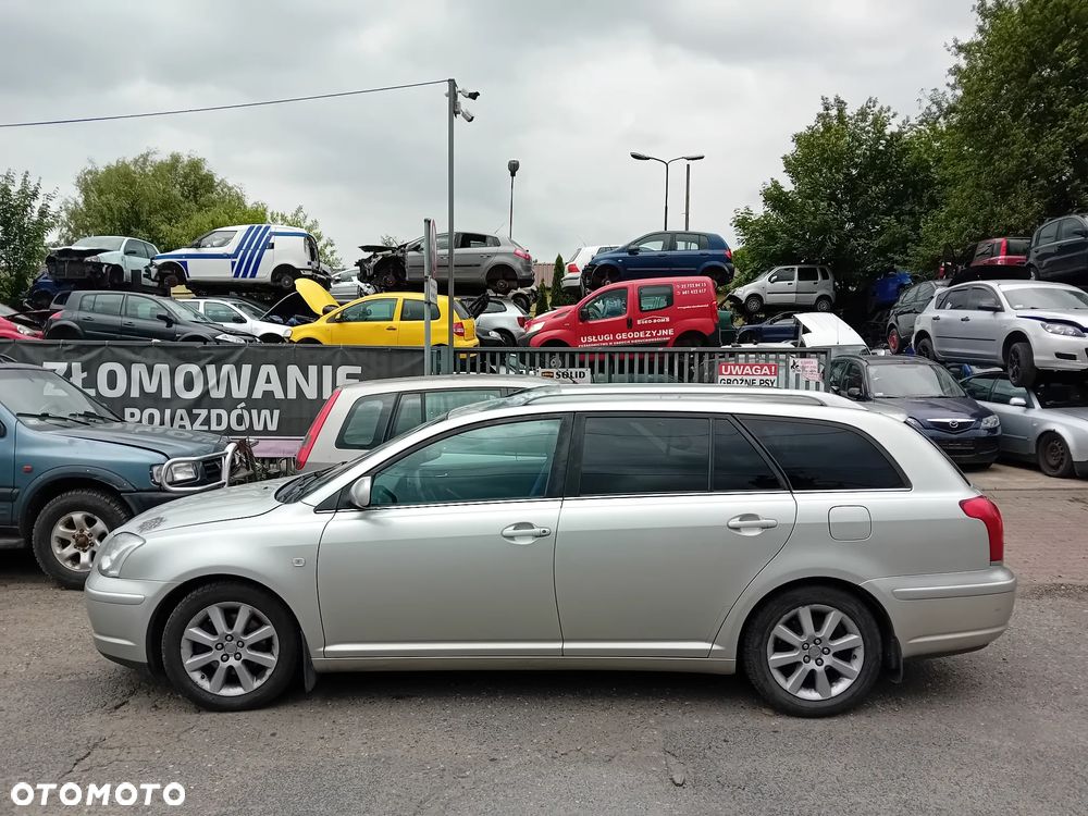 *TOYOTA AVENSIS T25 KOMBI* Samochód na części - 1