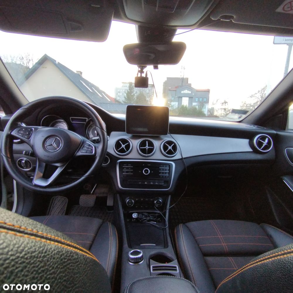 Mercedes-Benz CLA 200 7G-DCT AMG Line - 11