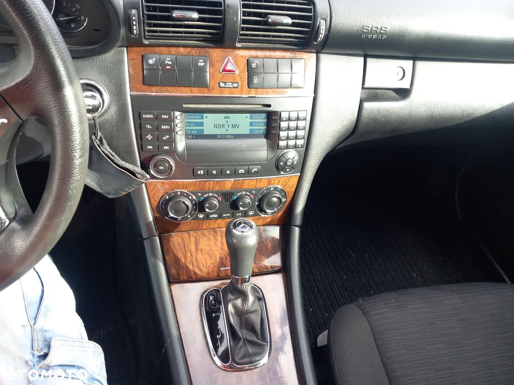 Mercedes-Benz Klasa C 180 Kompressor Automatik Classic Sport Edition - 38