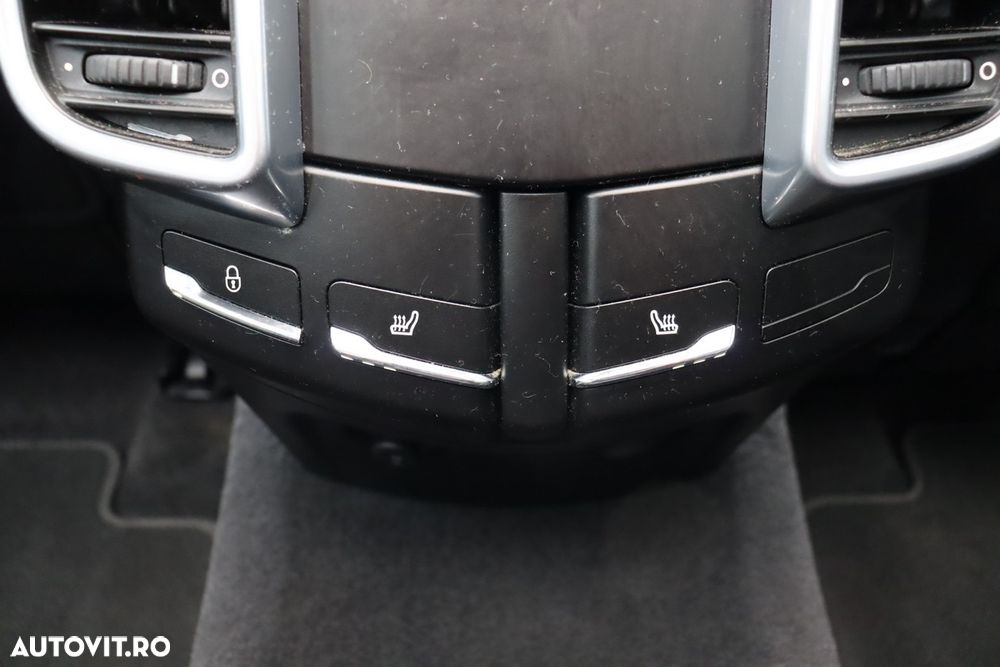 Porsche Cayenne 4.2 L S - 17