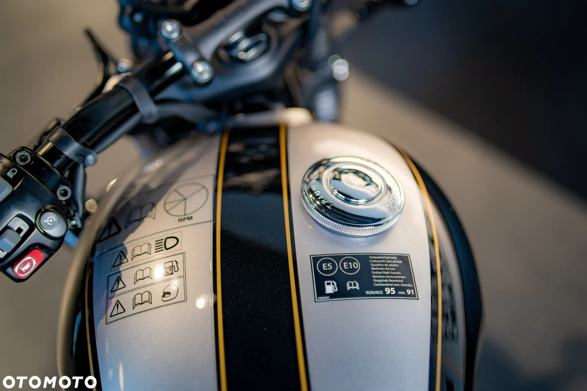 Triumph Bonneville Bobber - 8