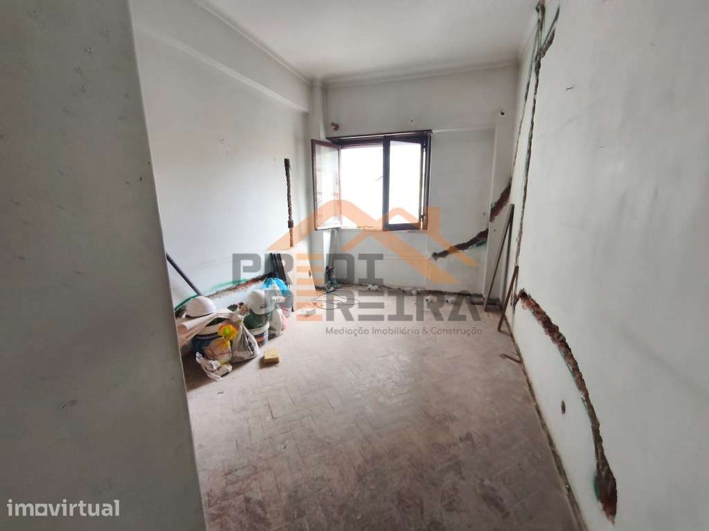 Situado em Benfica, apartamento T3 em processo de remodelação. - Grande imagem: 4/22