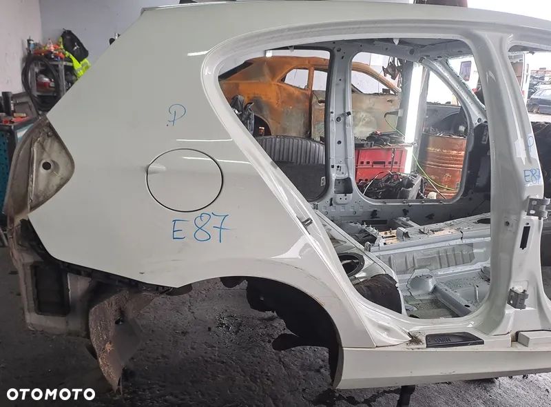 BMW SERII 1 E87 10r 5D BŁOTNIK PRAWY TYŁ TYLNY ALPINWEISS 300/3 - 1