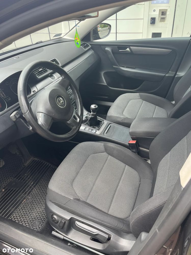 Volkswagen Passat - 4
