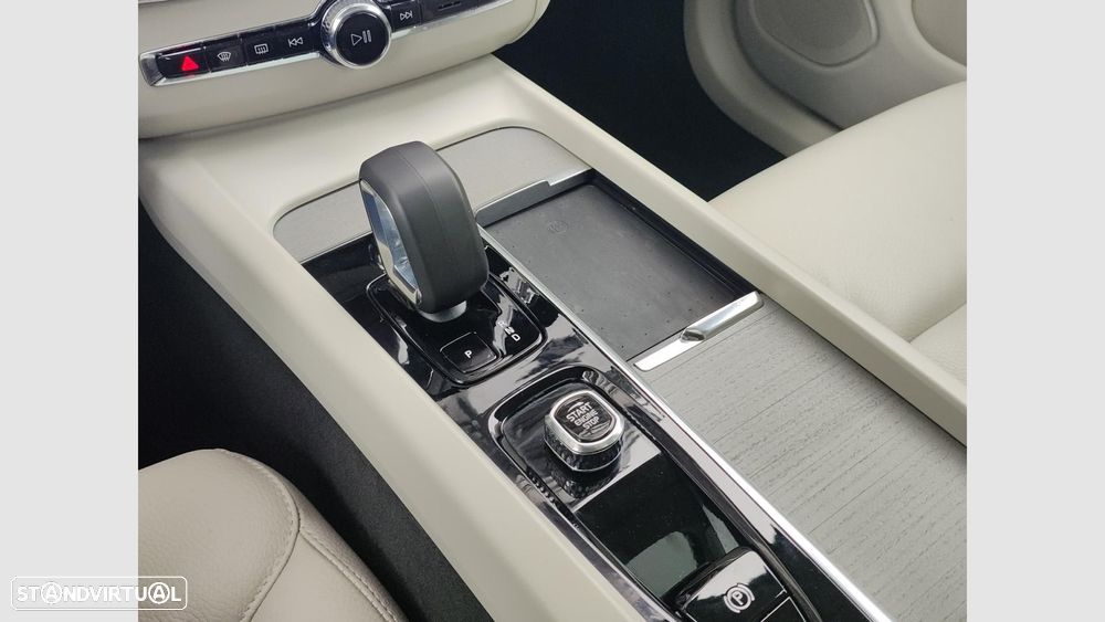 Volvo XC 60 2.0 T6 PHEV Core AWD - 19