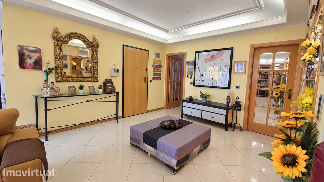 Apartamento T3 amplo com suite, duas varandas e box privativa - Grande imagem: 4/16