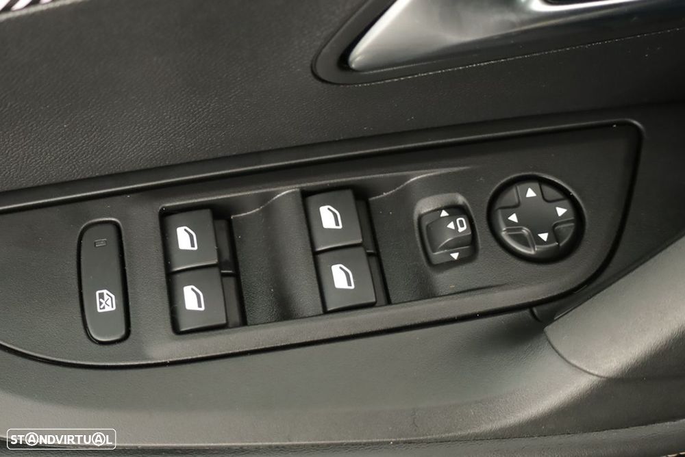 Peugeot e-2008 54 kWh Allure - 21