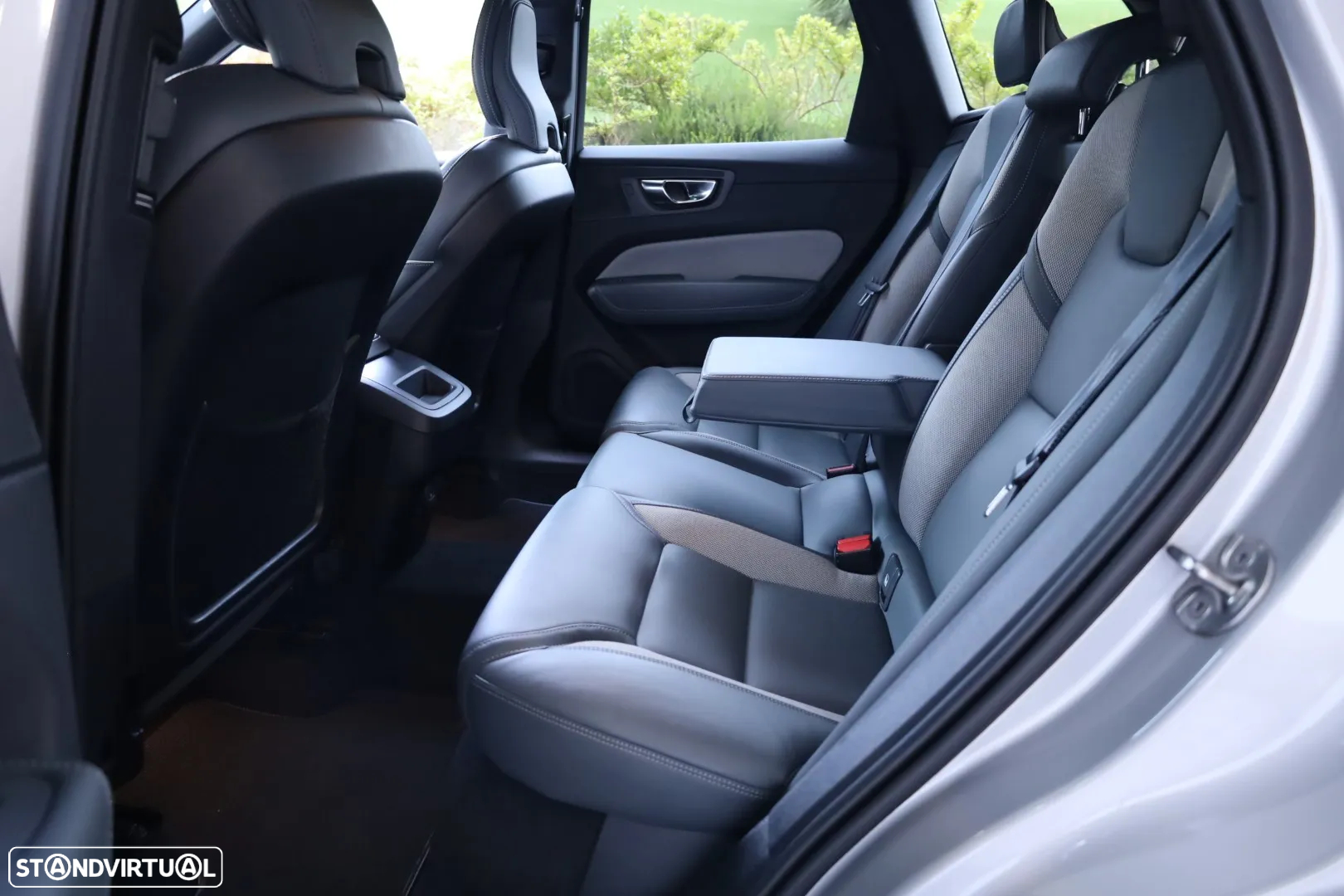 Volvo XC 60 2.0 B4 Plus Dark - 49