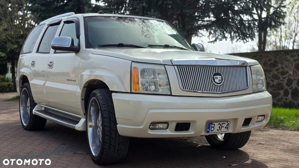 Cadillac Escalade - 1