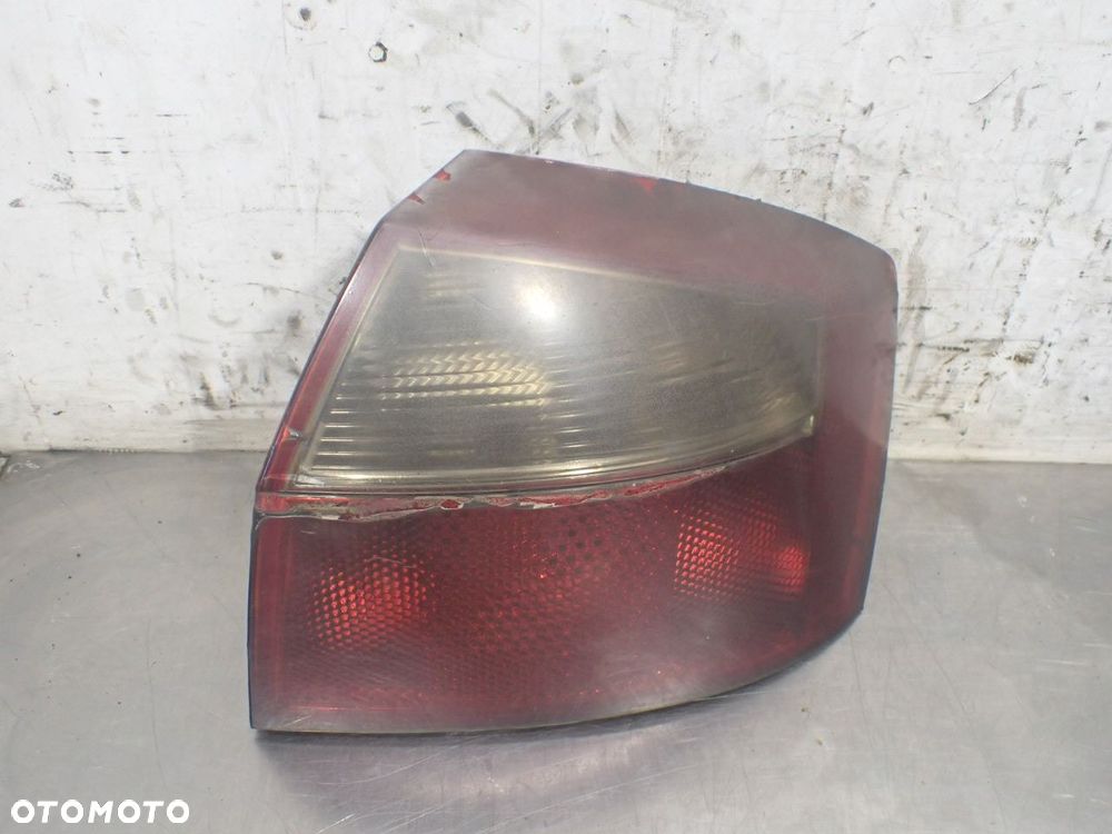 LAMPA PRAWA TYLNA AUDI A4 B6 2.5 TDI QUATTRO - 1