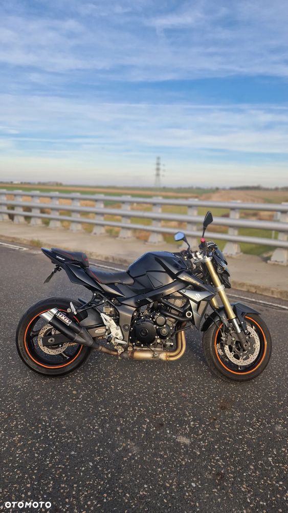 Suzuki GSR - 2