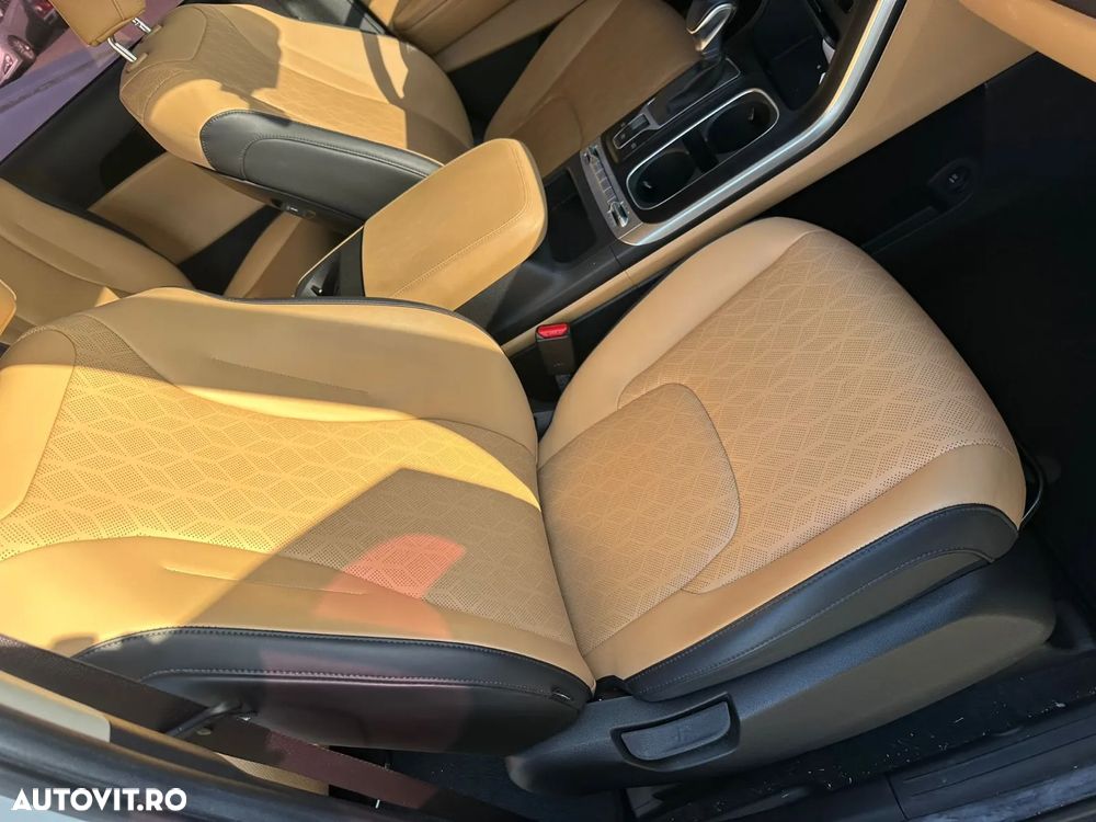 Kia Carnival - 24