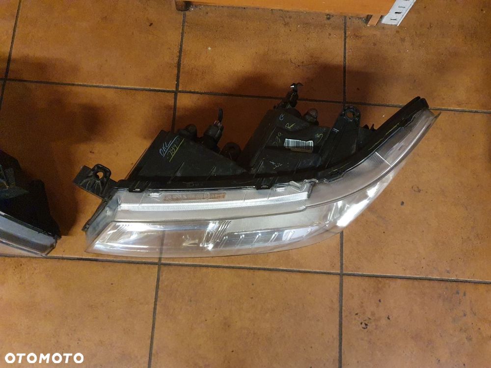 REFLEKTOR PRAWY FIAT FREEMONT - 9
