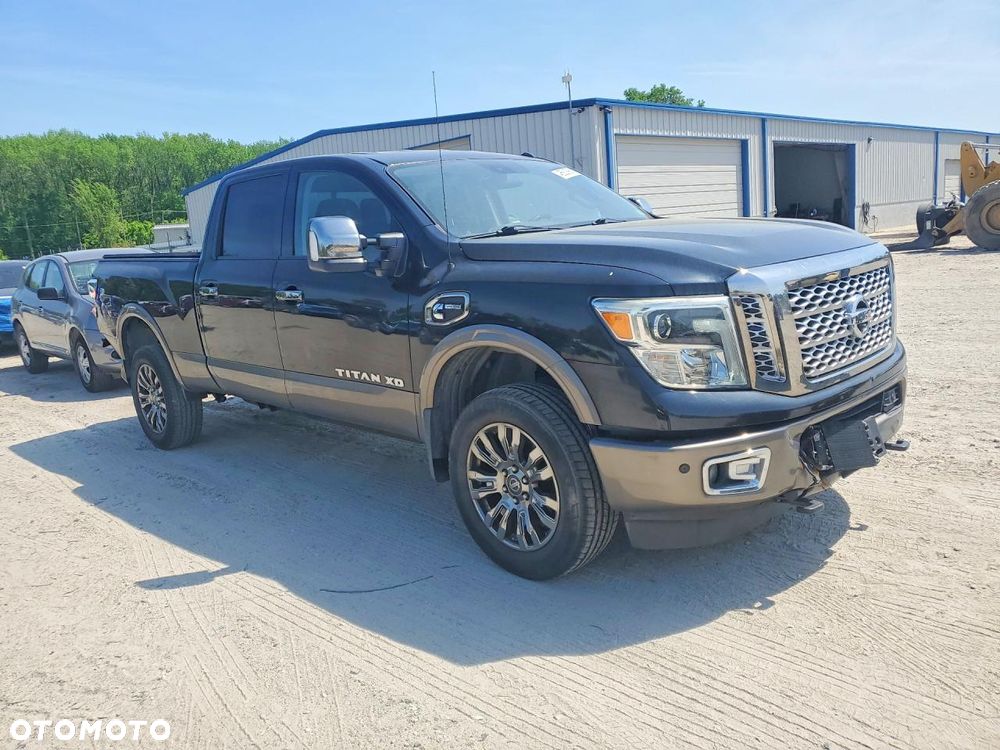 Nissan Titan - 5