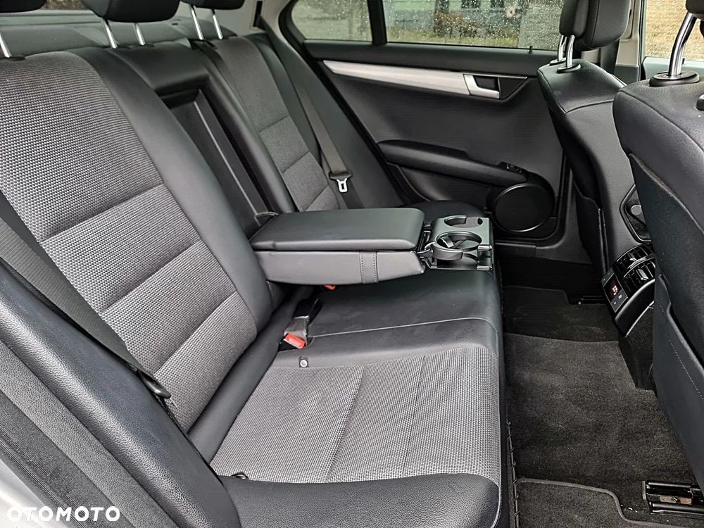 Mercedes-Benz Klasa C 180 CGI BlueEFFICIENCY Avantgarde - 20