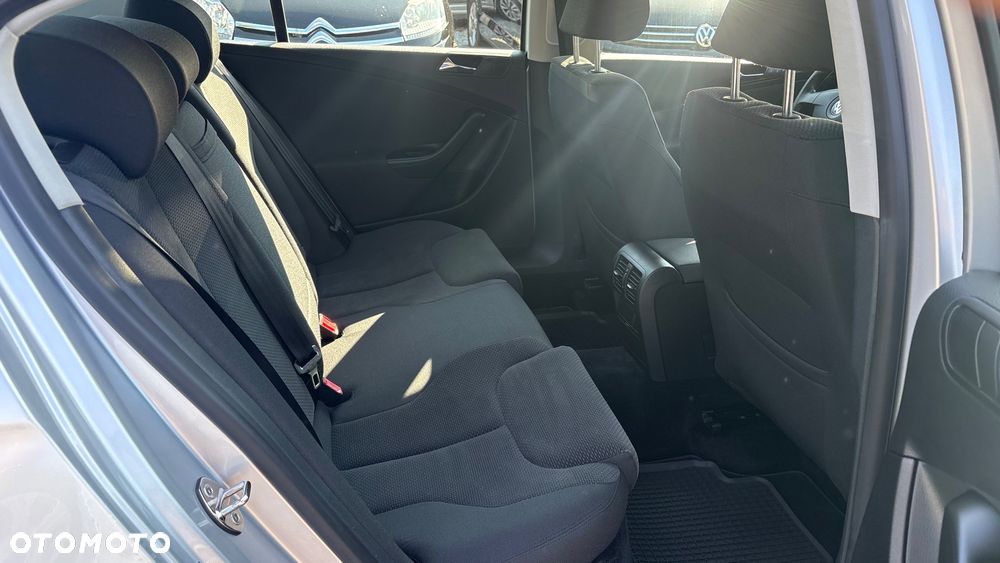 Volkswagen Passat 1.6 FSI Comfortline - 17
