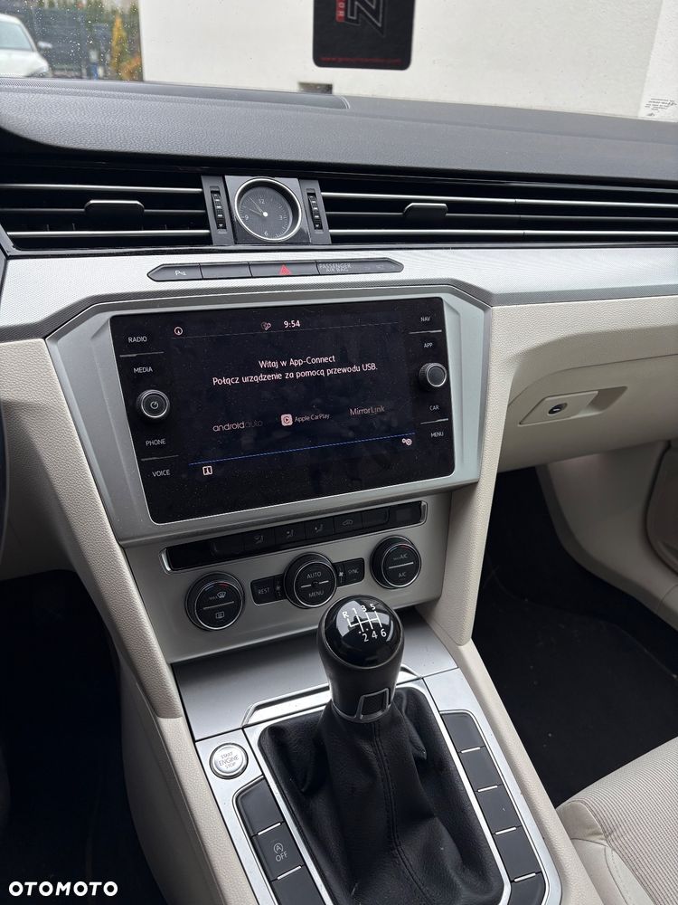 Volkswagen Passat 2.0 TDI SCR Comfortline - 14