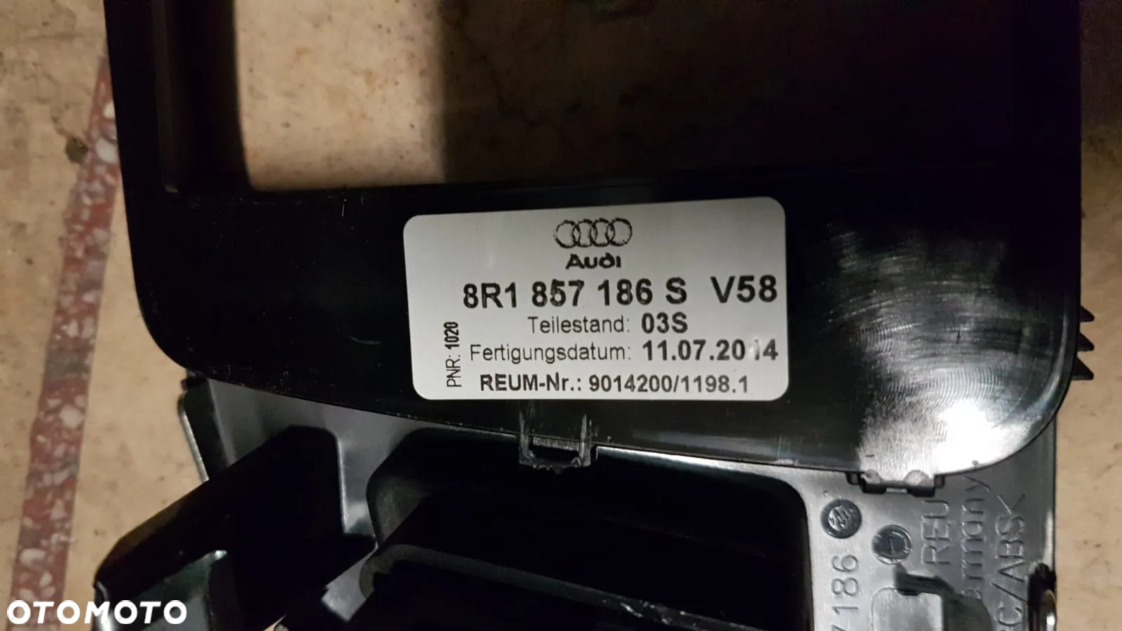 RAMKA OBUDOWA WYŚWIETLACZA DEKOR AUDI  Q5 A5 8T 8r1857186S - 2