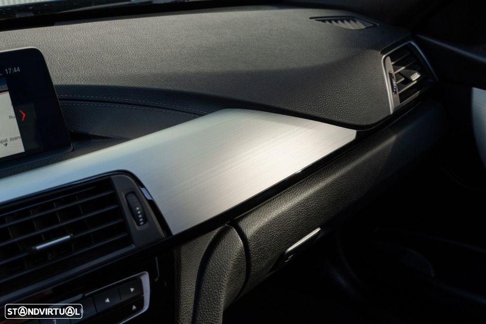 BMW 330 e iPerformance Pack M - 28