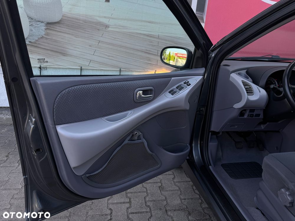 Nissan Almera Tino - 22