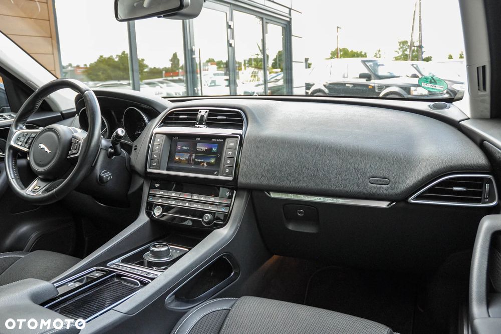 Jaguar F-Pace 2.0 i4D AWD R-Sport - 11