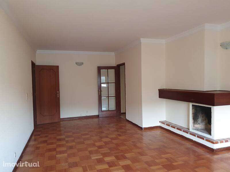 Apartamento T2 em Oliveira do Douro com 5% de rendimento - Grande imagem: 4/17