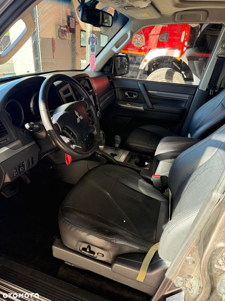 Mitsubishi Pajero - 24