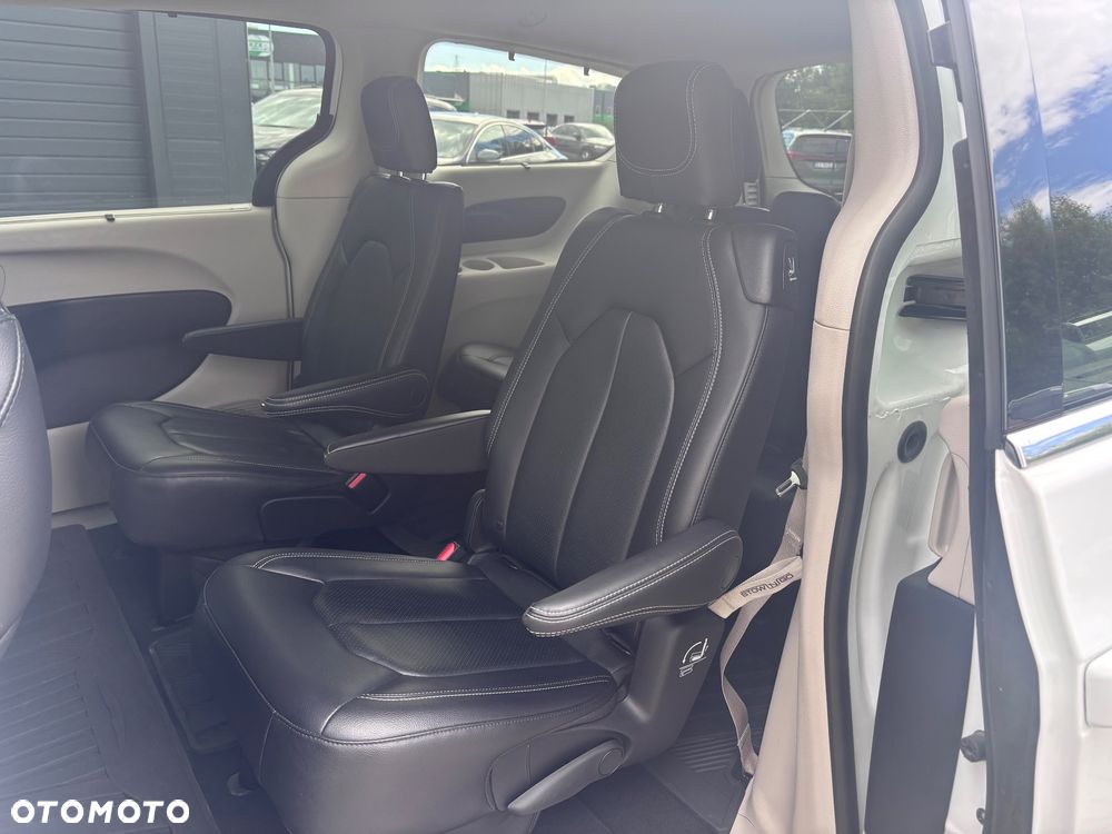 Chrysler Pacifica - 16