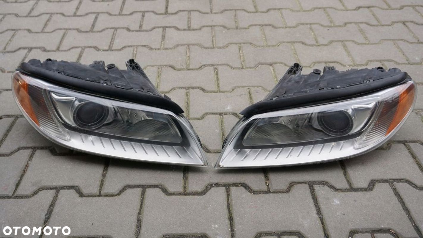 VOLVO S80 V70 XC70 - LEWA PRAWA LAMPA XENON PRZÓD - 1