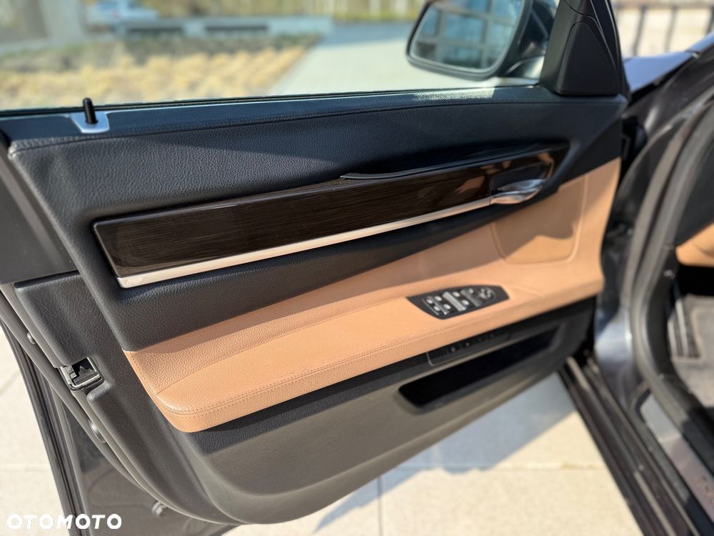 BMW Seria 7 750Li xDrive - 22