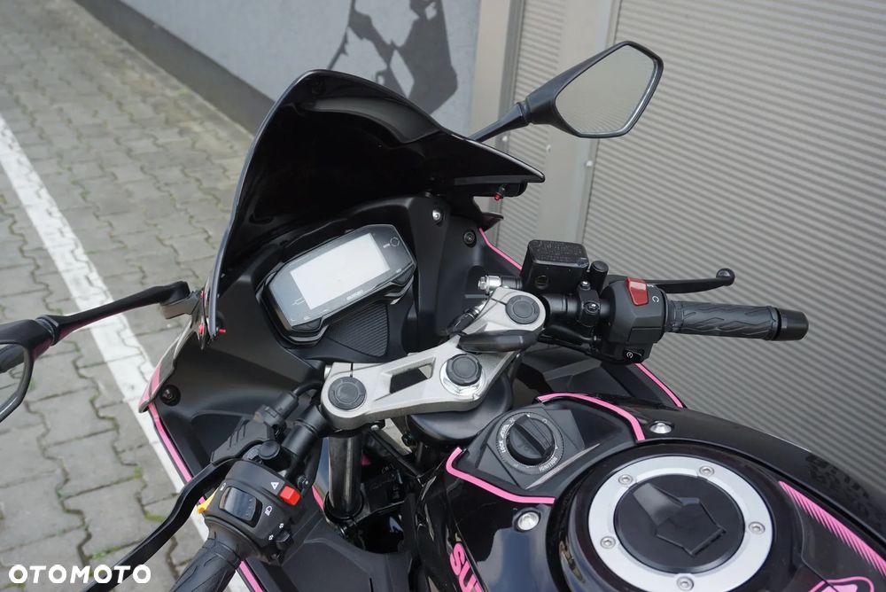Suzuki GSX - 17