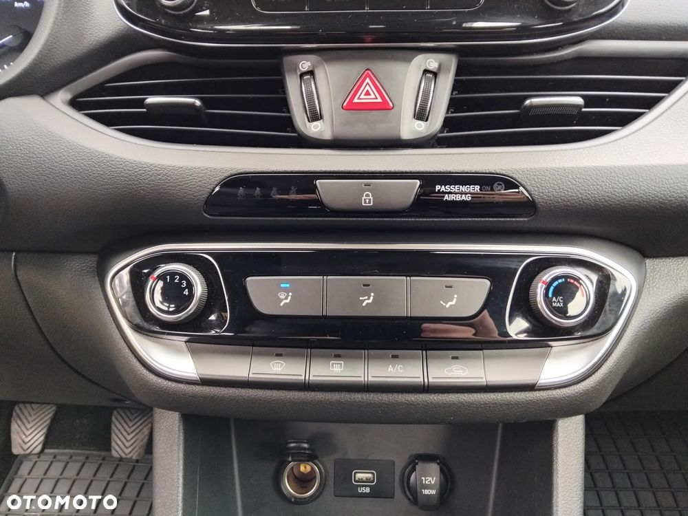 Hyundai i30 1.5 DPI Classic + - 17