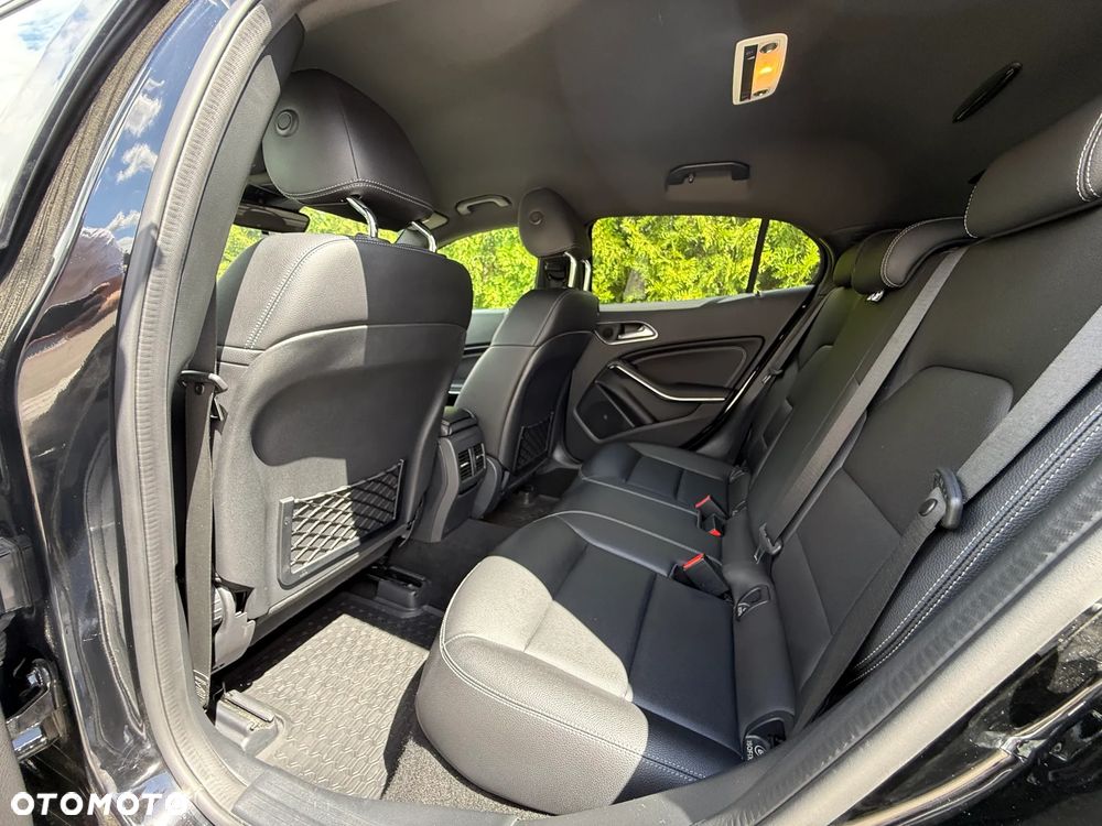 Mercedes-Benz GLA 200 7G-DCT Urban - 12
