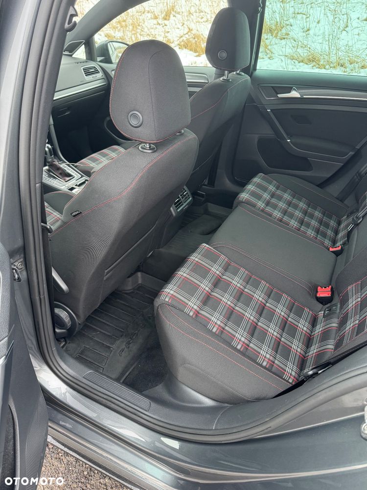 Volkswagen Golf - 11