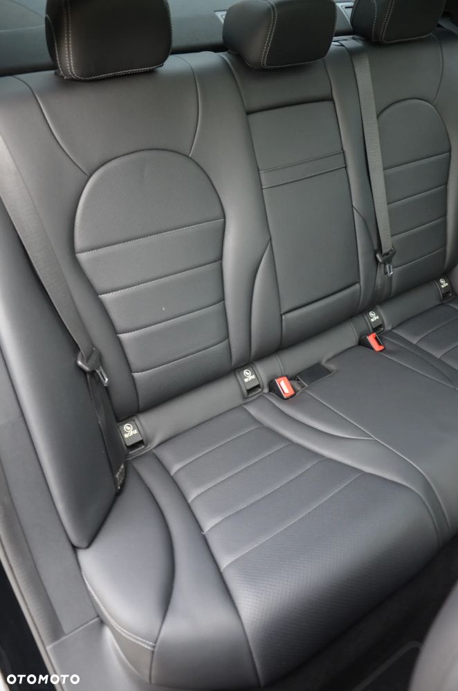 Mercedes-Benz Klasa C 300 4Matic 9G-TRONIC Exclusive - 26