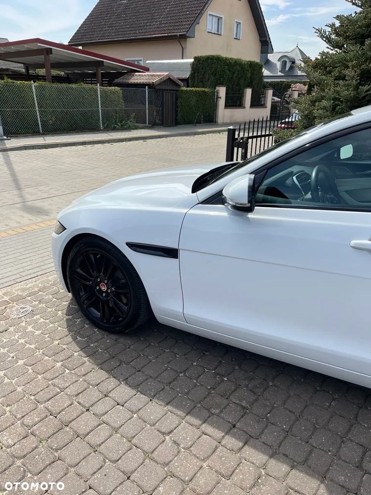 Jaguar XE 2.0 P250 R-Dynamic SE - 10