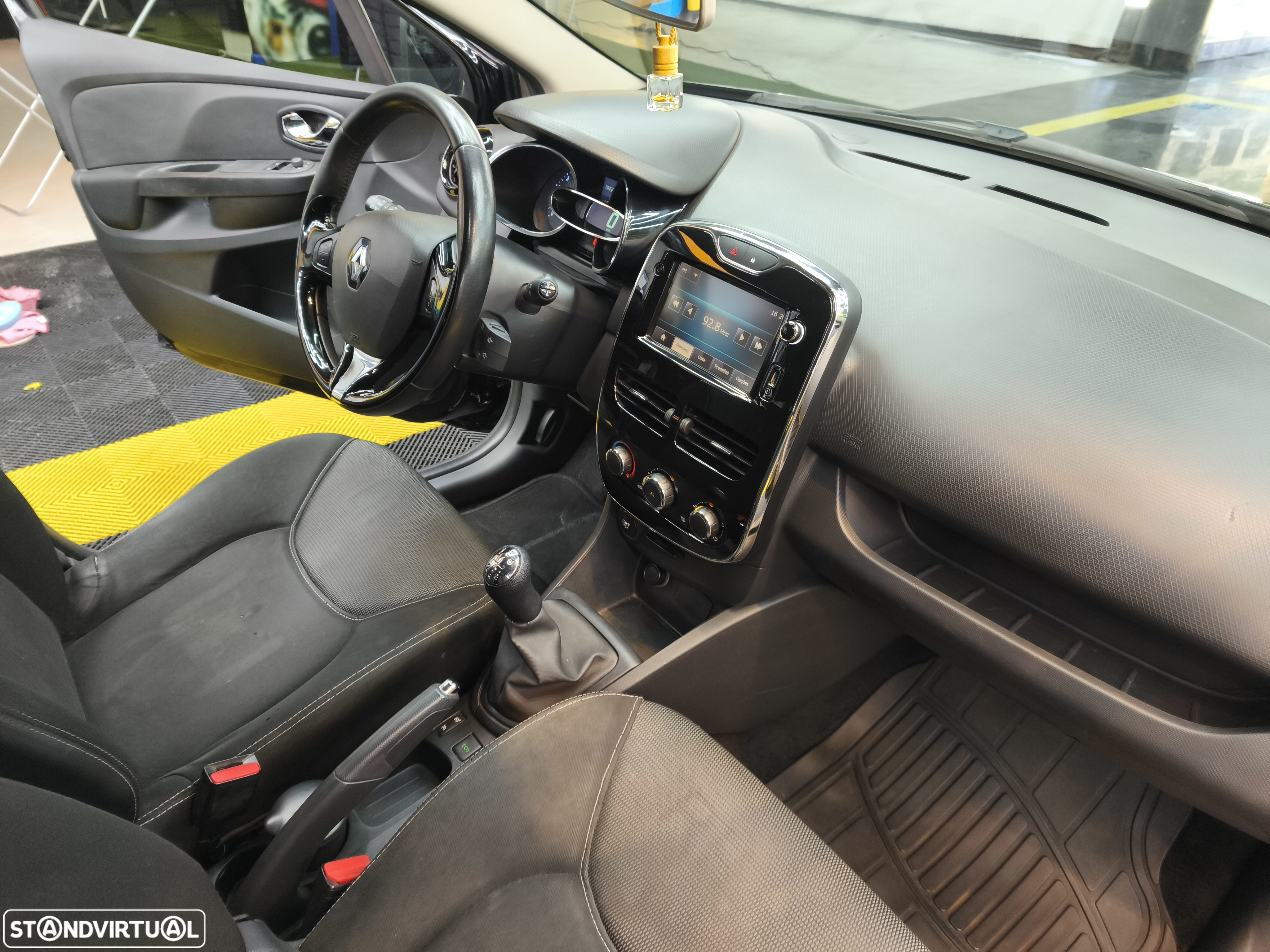 Renault Clio Sport Tourer 1.5 dCi Dynamique S - 17