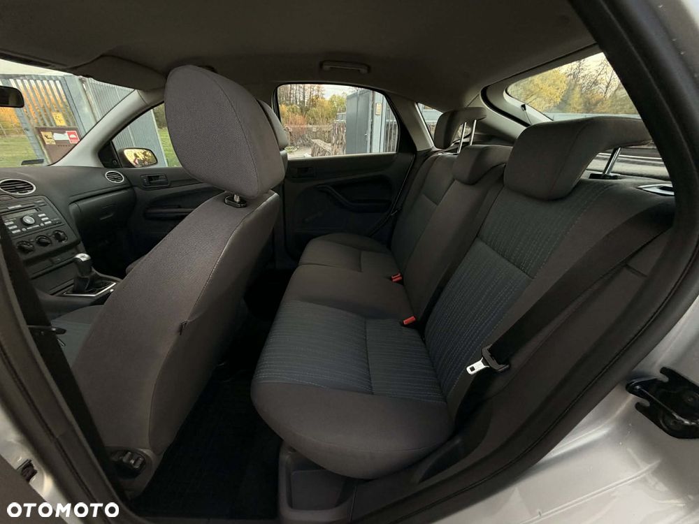 Ford Focus 1.6 Ambiente - 11