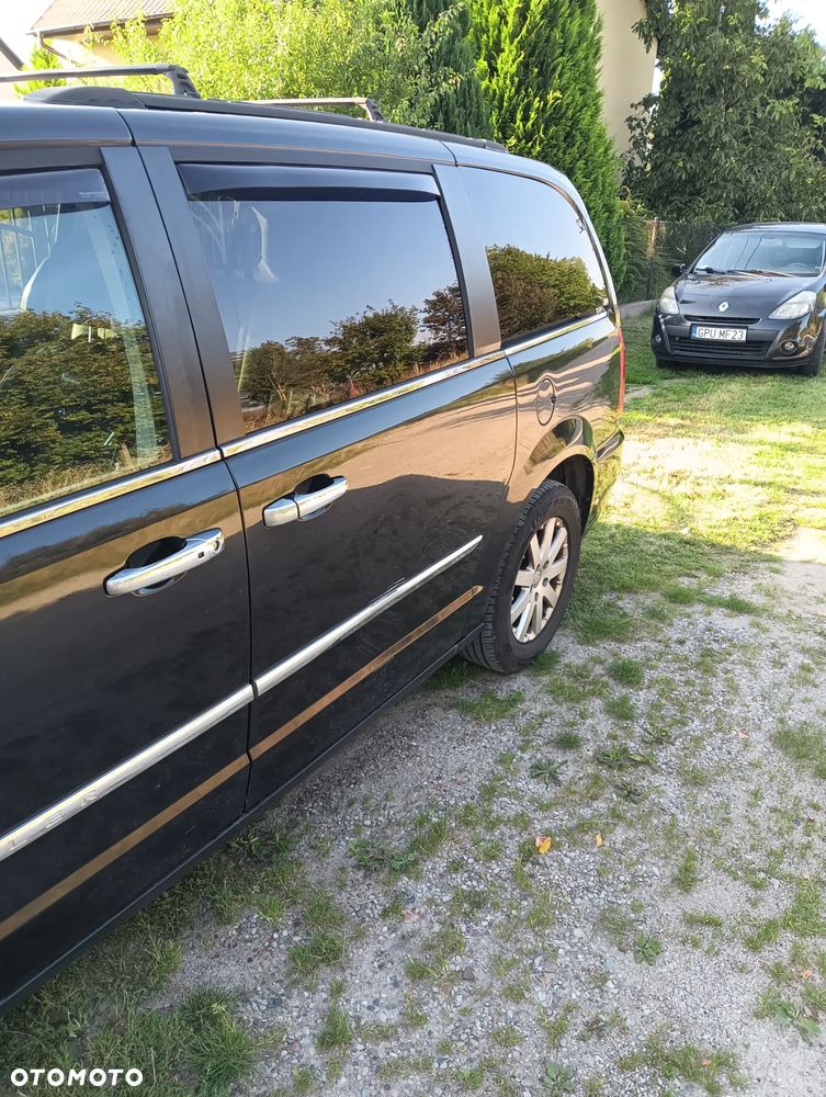 Chrysler Town & Country - 4