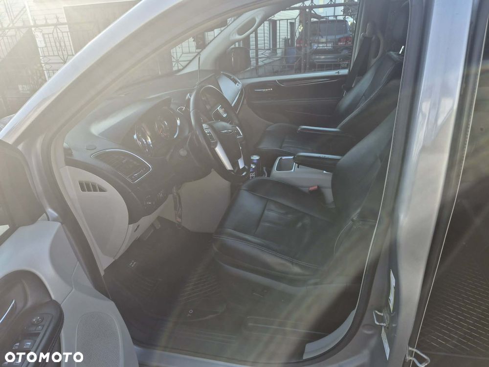 Chrysler Town & Country 3.6 Limited - 18