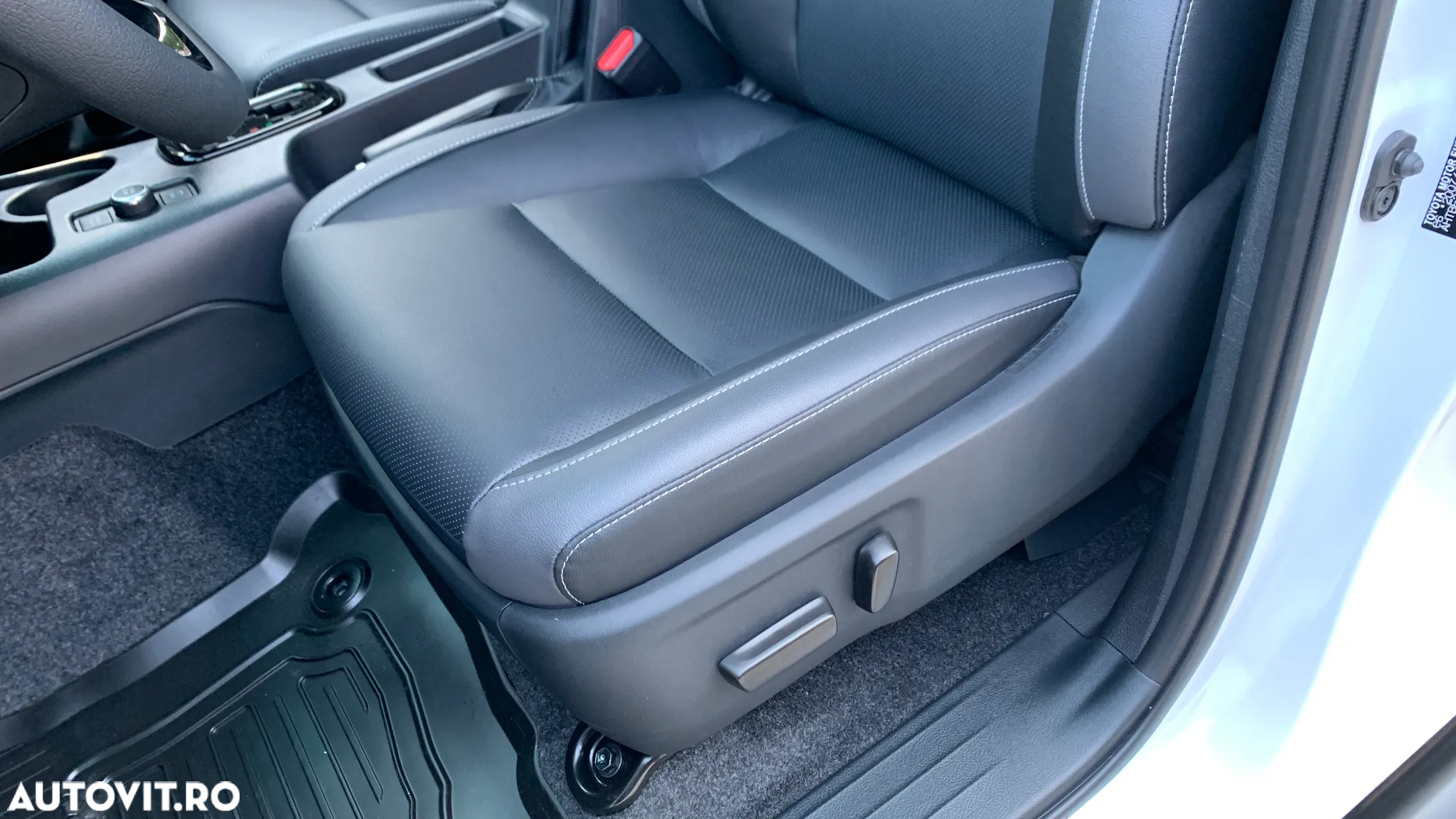 Toyota Hilux 2.8D 204CP 4x4 Double Cab AT MHEV Invincible Color Edition (3E5) - 30