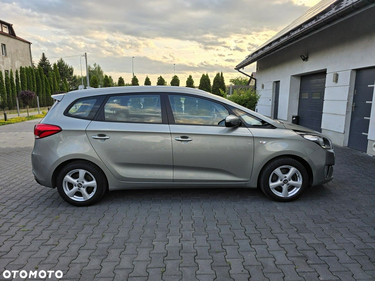 Kia Carens - 4