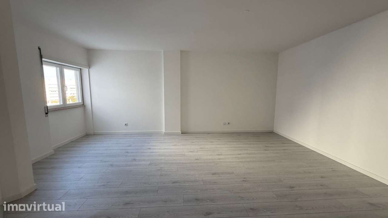 Apartamento T0 com parqueamento e vistas de mar - Grande imagem: 5/25