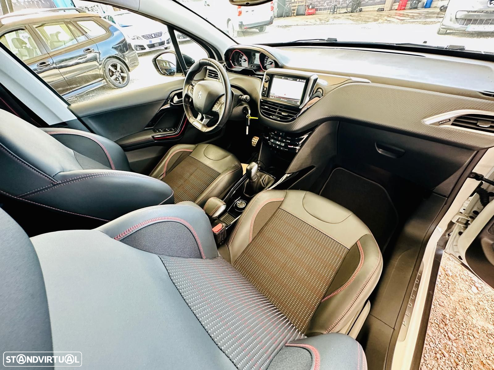 Peugeot 2008 1.2 PureTech GT Line - 32
