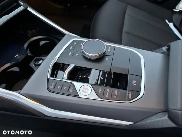 BMW Seria 3 330i xDrive - 9