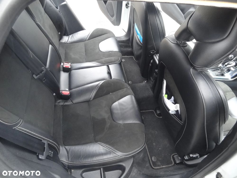Volvo V40 D3 Geartronic RDesign - 17